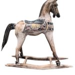 cavalli a dondolo in legno
